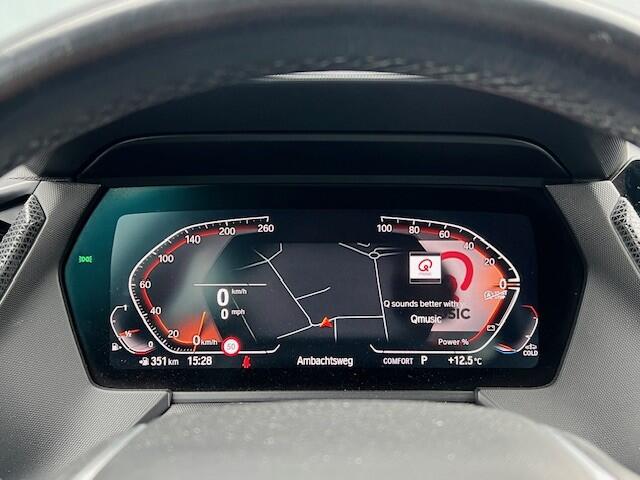 BMW 1-SERIE BWJ 2021 | 118i 136PK High Ex AUTOMAAT | SPORTSTOELEN | CLIMA | NAVI | CARPLAY | PDC 2X | LEDER/STOF | 18'' LMV