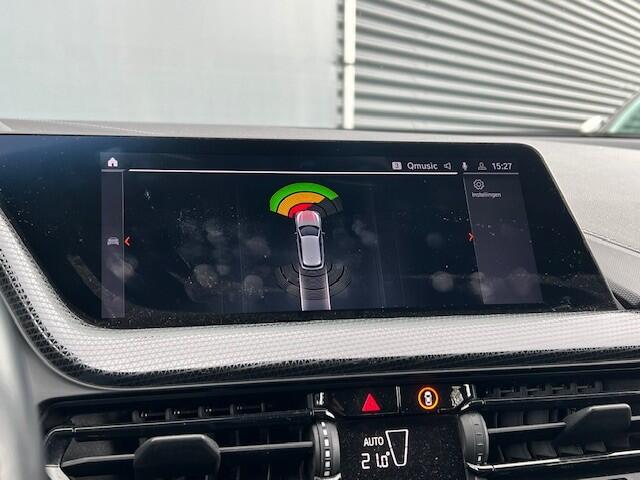 BMW 1-SERIE BWJ 2021 | 118i 136PK High Ex AUTOMAAT | SPORTSTOELEN | CLIMA | NAVI | CARPLAY | PDC 2X | LEDER/STOF | 18'' LMV