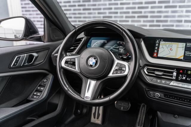 BMW 1-SERIE 118i Business Edition | M-Sport | Trekhaak | Lichtmetalen Velgen 18 inch | Achteruitrijcamera | Parkeersensoren | BMW Live Cockpit Professional | Sportstoelen | Sportonderstel