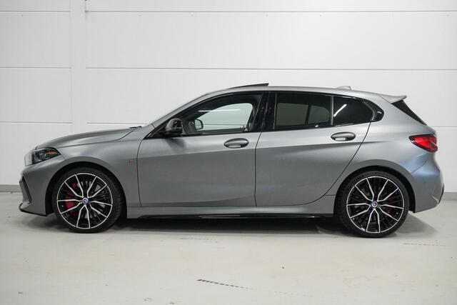 BMW 1-SERIE M135i xDrive Panoramadak | Head Up | Harman Kardon