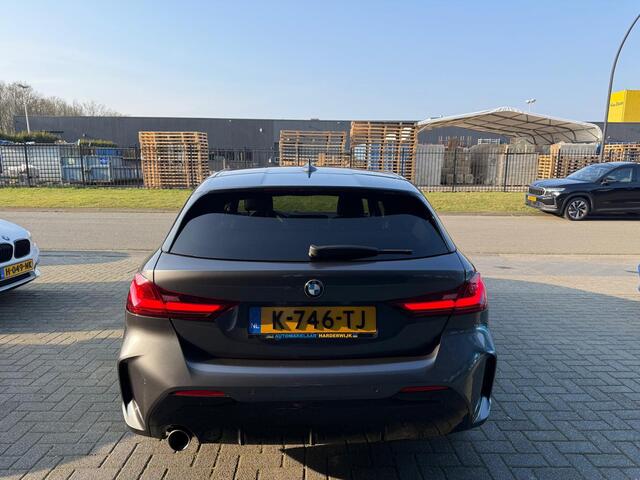 BMW 1-SERIE 116d Executive | 1E EIGENAAR | 12MND GARANTIE | AUTOMAAT | LED | CARPLAY | SFEERVERLICHTING | CRUISE | AIRCO |