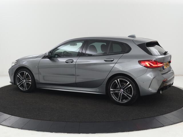 BMW 1-SERIE 118i M Sport | Carplay | Sportstoelen | Camera | Half leder | Navigatie | Live Cockpit | Park Assist | Full LED | Climate control | Sfeerverlichting | Cruise control | Bluetooth
