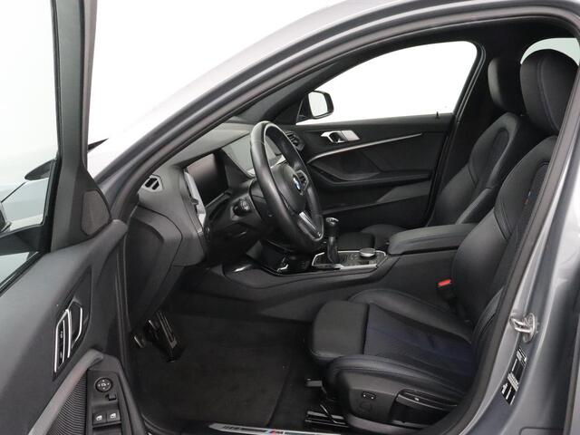BMW 1-SERIE 118i M Sport | Carplay | Sportstoelen | Camera | Half leder | Navigatie | Live Cockpit | Park Assist | Full LED | Climate control | Sfeerverlichting | Cruise control | Bluetooth
