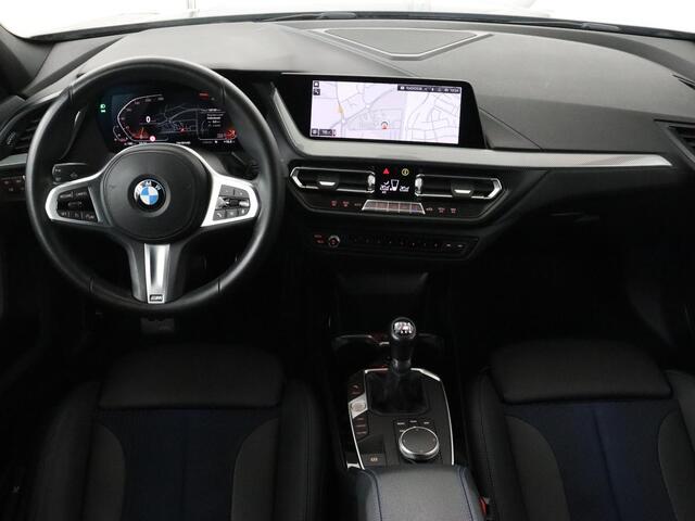 BMW 1-SERIE 118i M Sport | Carplay | Sportstoelen | Camera | Half leder | Navigatie | Live Cockpit | Park Assist | Full LED | Climate control | Sfeerverlichting | Cruise control | Bluetooth
