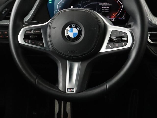 BMW 1-SERIE 118i M Sport | Carplay | Sportstoelen | Camera | Half leder | Navigatie | Live Cockpit | Park Assist | Full LED | Climate control | Sfeerverlichting | Cruise control | Bluetooth