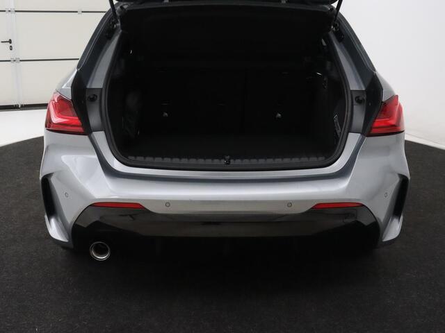 BMW 1-SERIE 118i M Sport | Carplay | Sportstoelen | Camera | Half leder | Navigatie | Live Cockpit | Park Assist | Full LED | Climate control | Sfeerverlichting | Cruise control | Bluetooth