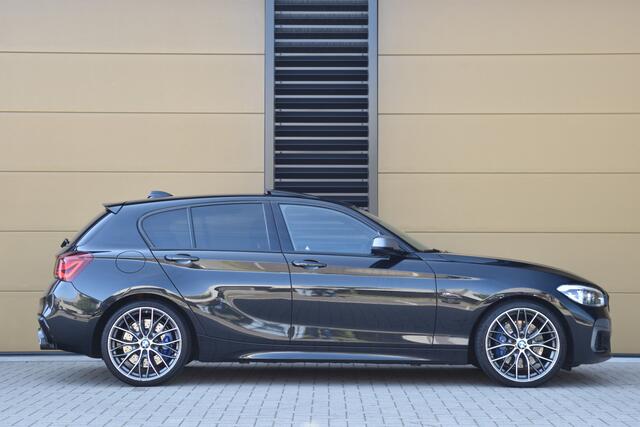 BMW 1-SERIE M140i xDrive High Executive * Schuifdak * M-Performance Uitlaat * Harman/Kardon * M-Sportremmen *