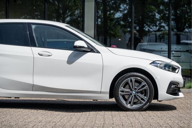 BMW 1-SERIE 118i Executive Edition | Sport Line | Navi | Apple CarPlay | Camera | Park Assist | 17"