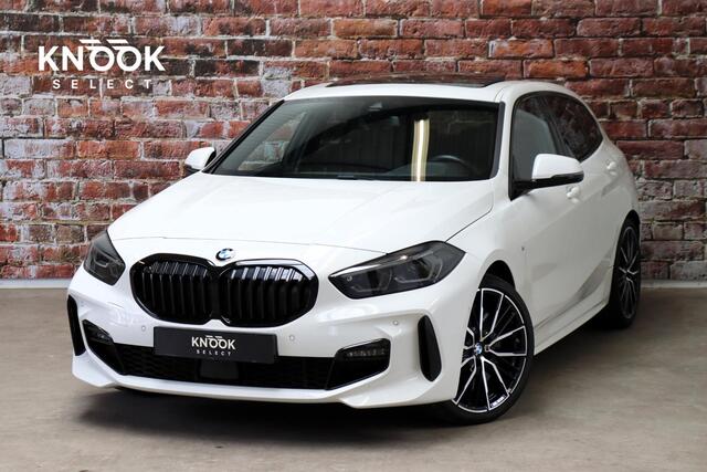 BMW 1-SERIE 118i High Executive M Sport Pakket Automaat / Live Cockpit Professional / Panoramadak / Lichtpakket / Shadow Line / Extra Getint Glas / 19 Inch / Achteruitrijcamera / Climate Control / Hifi / M Sportremsysteem / DAB / LED / Shadow Line