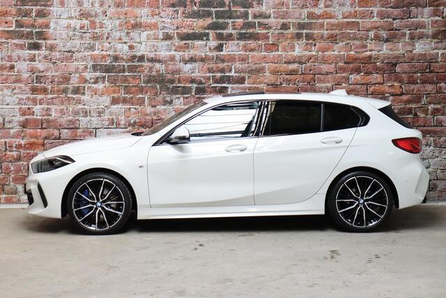 BMW 1-SERIE 118i High Executive M Sport Pakket Automaat / Live Cockpit Professional / Panoramadak / Lichtpakket / Shadow Line / Extra Getint Glas / 19 Inch / Achteruitrijcamera / Climate Control / Hifi / M Sportremsysteem / DAB / LED / Shadow Line