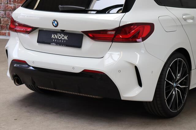 BMW 1-SERIE 118i High Executive M Sport Pakket Automaat / Live Cockpit Professional / Panoramadak / Lichtpakket / Shadow Line / Extra Getint Glas / 19 Inch / Achteruitrijcamera / Climate Control / Hifi / M Sportremsysteem / DAB / LED / Shadow Line