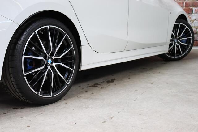 BMW 1-SERIE 118i High Executive M Sport Pakket Automaat / Live Cockpit Professional / Panoramadak / Lichtpakket / Shadow Line / Extra Getint Glas / 19 Inch / Achteruitrijcamera / Climate Control / Hifi / M Sportremsysteem / DAB / LED / Shadow Line