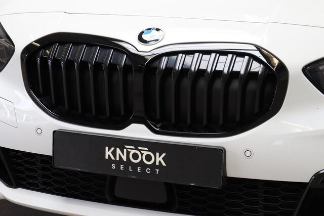 BMW 1-SERIE 118i High Executive M Sport Pakket Automaat / Live Cockpit Professional / Panoramadak / Lichtpakket / Shadow Line / Extra Getint Glas / 19 Inch / Achteruitrijcamera / Climate Control / Hifi / M Sportremsysteem / DAB / LED / Shadow Line