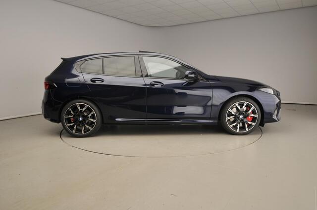 BMW 1-SERIE 5-deurs 120 M-Sportpakket Pro / Panoramadak / Trekhaak / LED / Harman-Kardon / Driving assistat plus / Alu wielen 19 inch