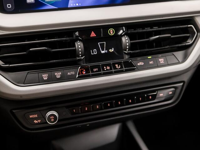 BMW 1-SERIE 116i High Executive Automaat (APPLE CARPLAY, NAVIGATIE, CLIMATE, PARKEERSENSOREN, SPORTSTOELEN, CRUISE, NIEUWE APK, NIEUWSTAAT)