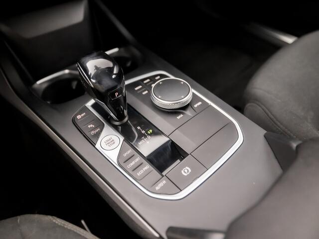 BMW 1-SERIE 116i High Executive Automaat (APPLE CARPLAY, NAVIGATIE, CLIMATE, PARKEERSENSOREN, SPORTSTOELEN, CRUISE, NIEUWE APK, NIEUWSTAAT)