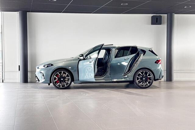 BMW 1-SERIE 120 | M Sport Pro | Glazen Panoramadak | Harman Kardon | Stoelverwarming |