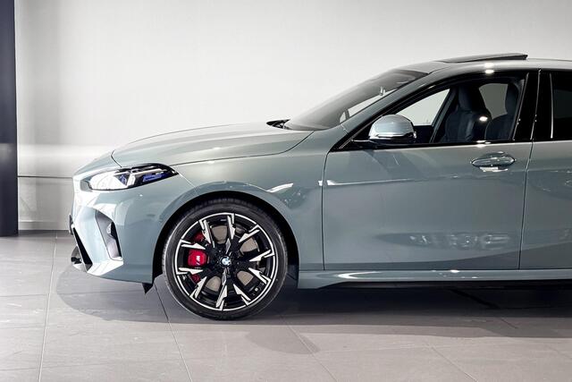 BMW 1-SERIE 120 | M Sport Pro | Glazen Panoramadak | Harman Kardon | Stoelverwarming |