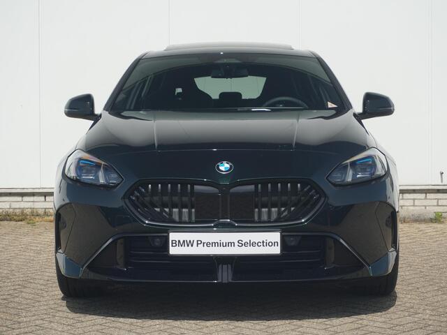 BMW 1-SERIE 120 | M Sportpakket Pro | Panoramadak | Harman-Kardon | Driving Assistant Plus | Elektrisch verstelbare stoelen