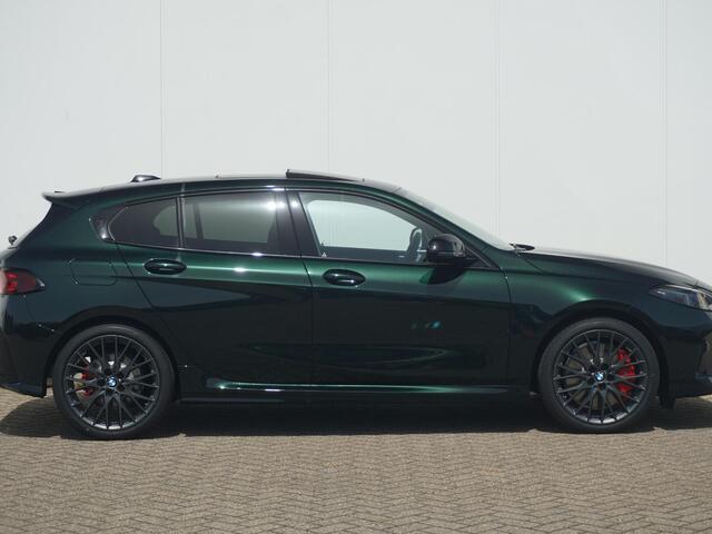 BMW 1-SERIE 120 | M Sportpakket Pro | Panoramadak | Harman-Kardon | Driving Assistant Plus | Elektrisch verstelbare stoelen