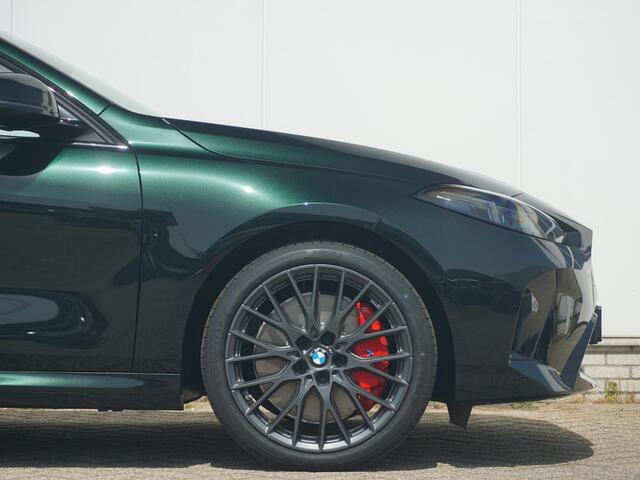 BMW 1-SERIE 120 | M Sportpakket Pro | Panoramadak | Harman-Kardon | Driving Assistant Plus | Elektrisch verstelbare stoelen