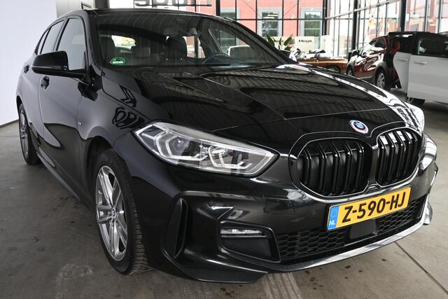 BMW 1-SERIE 118i High Executive Automaat M-Pakket Navigatie Carplay Dealer Onderhouden! Inruil Mogelijk!