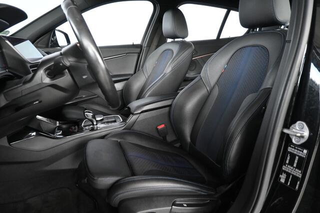 BMW 1-SERIE 118i High Executive Automaat M-Pakket Navigatie Carplay Dealer Onderhouden! Inruil Mogelijk!