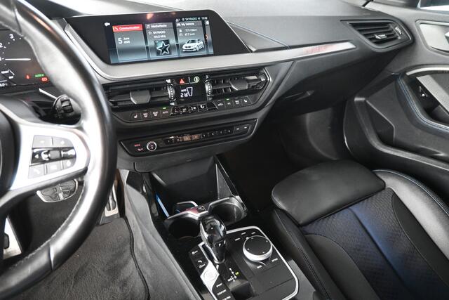 BMW 1-SERIE 118i High Executive Automaat M-Pakket Navigatie Carplay Dealer Onderhouden! Inruil Mogelijk!