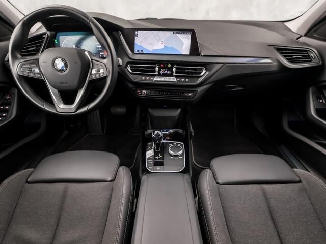 BMW 1-SERIE 118i Sport Automaat (VIRTUAL COCKPIT, DEALER ONDERHOUDEN, NAP, APPLE CARPLAY, GROOT NAVI, LEDER, SPORTSTOELEN, PARKEERSENSOREN, CRUISE, NIEUWSTAAT)