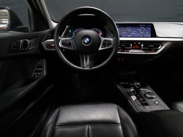 BMW 1-SERIE 118i M Sport [M STUUR, APPLE CARPLAY, STOELVERWARMING, VOL LEDER, ANDROID, DIGITAL DASH, LED, CRUISE CONTROL, CLIMATE CONTROL, NIEUWSTAAT]