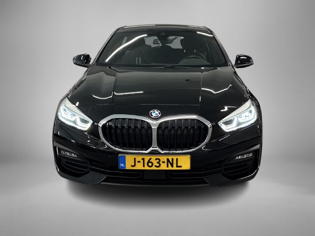 BMW 1-SERIE 118i Executive Edition | Trekhaak | Virtual Cockpit | Adaptieve cruise | Premium sound |