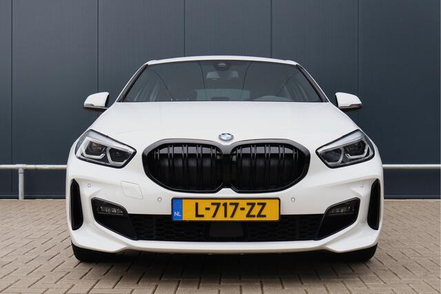 BMW 1-SERIE 118i Business Edition M-sport | Automaat | Live Cockpit | Sfeerverlichting