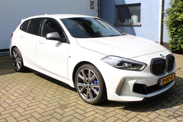BMW 1-SERIE M135i xDrive High Executive | Incl. 12 maanden Garantie | Akrapovic uitlaatsysteem | Dealer onderhouden | Stoelverwarming | Cruise controle | Apple CarPlay/Android Auto | Keyless start | Schakelflippers | Climate controle | Navigatie | Parkeersensoren V+A