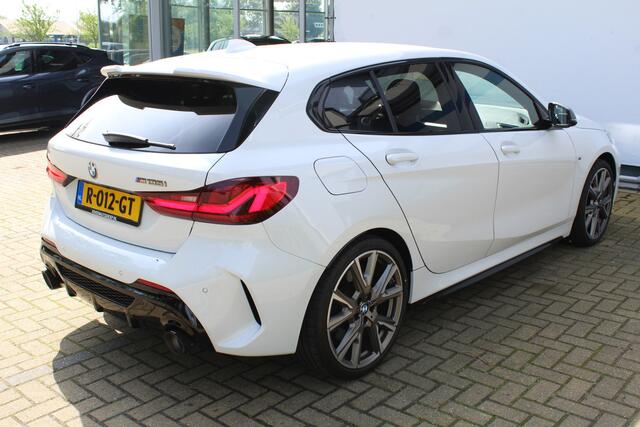 BMW 1-SERIE M135i xDrive High Executive | Incl. 12 maanden Garantie | Akrapovic uitlaatsysteem | Dealer onderhouden | Stoelverwarming | Cruise controle | Apple CarPlay/Android Auto | Keyless start | Schakelflippers | Climate controle | Navigatie | Parkeersensoren V+A