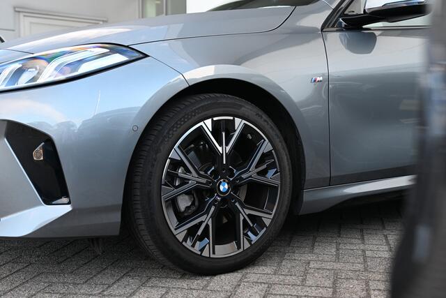 BMW 1-SERIE 120 M Sport Automaat / Sportstoelen / M Adaptief onderstel / Achteruitrijcamera / Getint glas / PDC