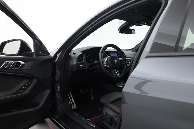 BMW 1-SERIE 128ti 265PK M-Sport Pro | Rijklaar! | Dig. Cockpit | HUD | Harman/Kardon | Adapt. Cruise | Dodehoek | Leder/Alcantara | Stoelverw. | Camera+PDC | Sfeerverl. | NAV+App.Connect | LED | DAB | Climate V