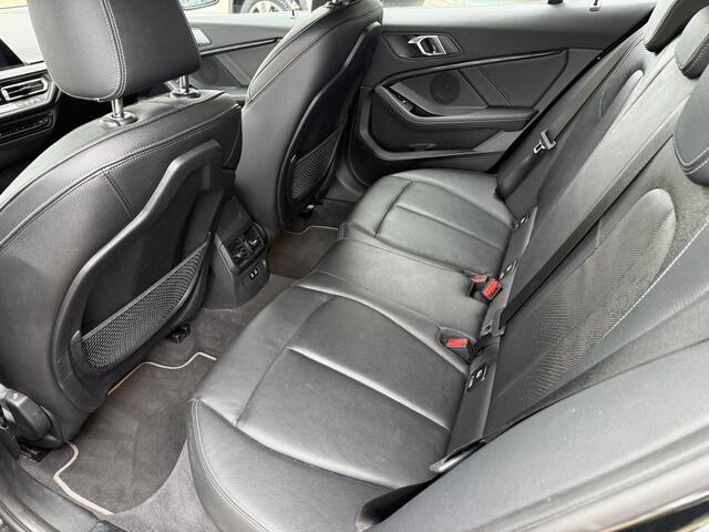BMW 1-SERIE 118i Business Edition Plus ** Automaat ** Leder ** Carplay ** Stoelverwarming Alarm klasse 3 ** NL auto ** NAP!!