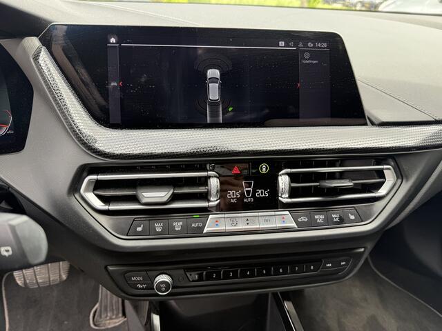 BMW 1-SERIE 118i Business Edition Plus ** Automaat ** Leder ** Carplay ** Stoelverwarming Alarm klasse 3 ** NL auto ** NAP!!