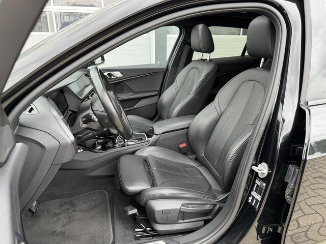 BMW 1-SERIE 118i Business Edition Plus | M Sport | Panoramadak | Lichtmetalen velgen 18"
