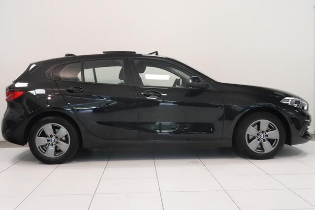 BMW 1-SERIE 118i High Executive Edition | Panoramadak | Camera | AppleCarplay AndroidAuto | Leder | Stoelverwarming |