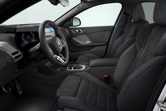 BMW 1-SERIE 120 M-Sport Pro | Innovation Pack | Head Up| Parking Assistent Plus | 18'' | Glazen Panorama dak | Dak gespoten in Jet Black | Comfort Acces | Adaptive LED koplampen | Getint Glas | Driving Assistent | Sportremsysteem Rood |