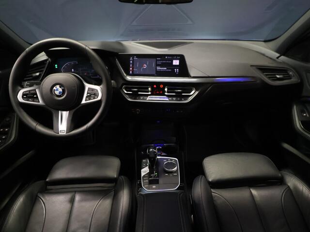 BMW 1-SERIE 118i M Sport [SCHUIFKANTELDAK, APPLE CARPLAY, ANDROID, ADAPTIVE CRUISE, STOELVERWARMING, SFEERVERLICHTING, CAMERA, PDC V+A, NAVIGATIE, BLUETOOTH, NIEUWSTAAT]