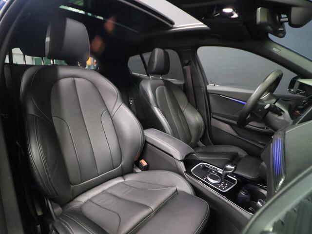 BMW 1-SERIE 118i M Sport [SCHUIFKANTELDAK, APPLE CARPLAY, ANDROID, ADAPTIVE CRUISE, STOELVERWARMING, SFEERVERLICHTING, CAMERA, PDC V+A, NAVIGATIE, BLUETOOTH, NIEUWSTAAT]