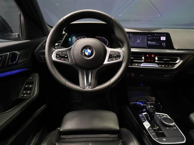 BMW 1-SERIE 118i M Sport [SCHUIFKANTELDAK, APPLE CARPLAY, ANDROID, ADAPTIVE CRUISE, STOELVERWARMING, SFEERVERLICHTING, CAMERA, PDC V+A, NAVIGATIE, BLUETOOTH, NIEUWSTAAT]