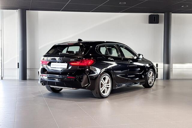 BMW 1-SERIE 118i Business Edition | M Sport | Sportstoelen | Carplay |