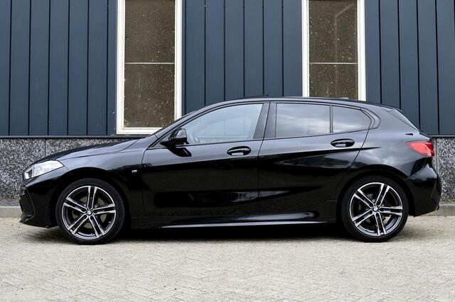 BMW 1-SERIE 118i M-Sport Rijklaarprijs-Garantie Panorama dak Sport Interieur Led Camera Live cockpit pro