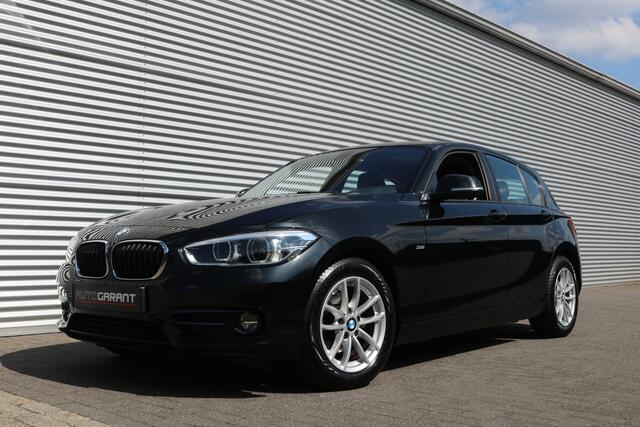 BMW 1-SERIE 118i Sport Aut (Orig NL! NAP! Sportinterieur Navi Cruise Led Trekhaak Lmv Pdc)