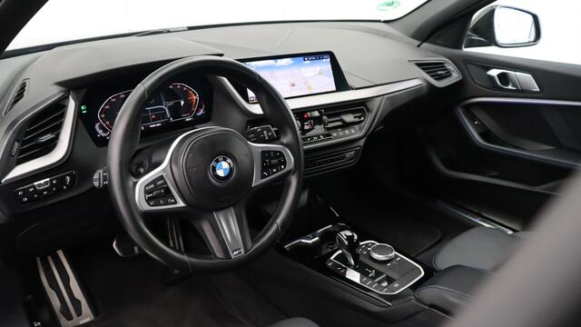 BMW 1-SERIE 120i Executive M-Sport | Live Cockpit Professional | Stoelverwarming | Apple Carplay