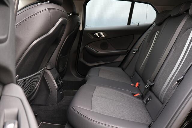 BMW 1-SERIE 116i Sportline Automaat | Sportstoelen | Half Leer | Live Cockpit Professional | Adaptive Cruise | Sfeerverlichting | Parkeersensoren | Carplay | Groot Navi