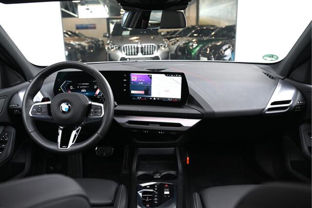 BMW 1-SERIE 120 M Sport Automaat / Panoramadak / Sportstoelen / Comfort Access / Achteruitrijcamera / Adaptieve LED / Stoelverwarming